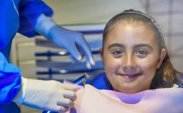 Beyaz Lateks Eldivenli Beyaz Dişçi Kadın Dişlerinin Durumunu Kontrol Ediyor — Stok fotoğraf
