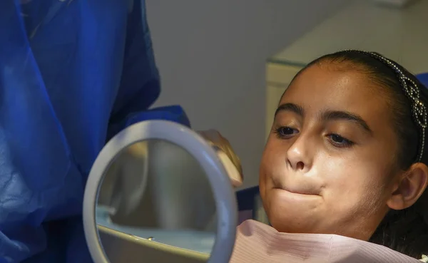 Giovane Femmina Caucasica Sorridente Mentre Dentista Guanti Lattice Bianco Controllare — Foto Stock