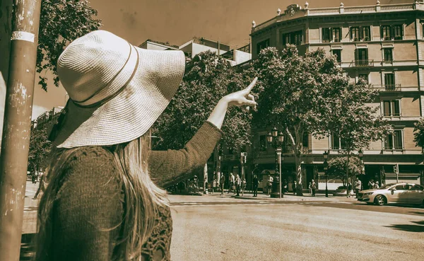 Donna Felice Con Cappello Paglia Visita Città Primavera — Foto Stock