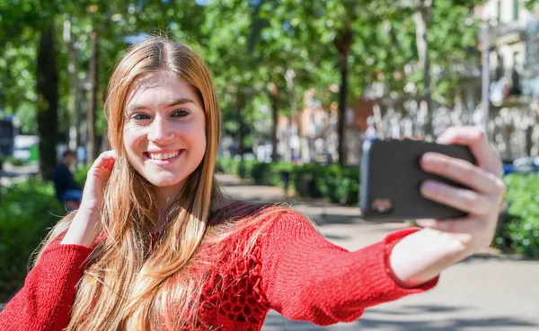 Boldog Lány Hogy Selfie Kültéri — Stock Fotó