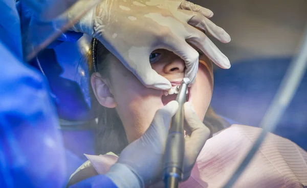 Молодая Белая Женщина Дантистом Белых Латексных Перчатках Проверяет Состояние Зубов — стоковое фото