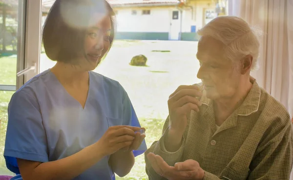 Joven Asiática Médico Ayudando Ancianos Jubilados Tomando Píldora Médica Cama —  Fotos de Stock