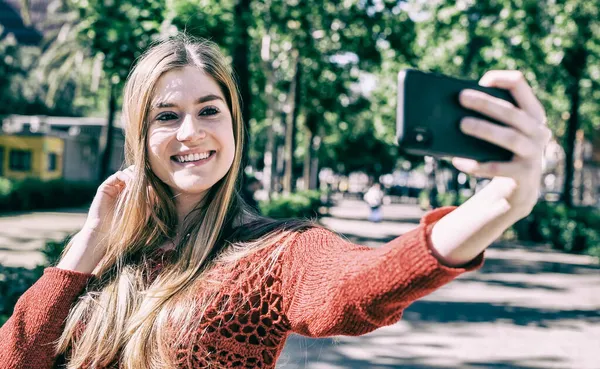 Chica Feliz Haciendo Selfie Aire Libre — Foto de Stock