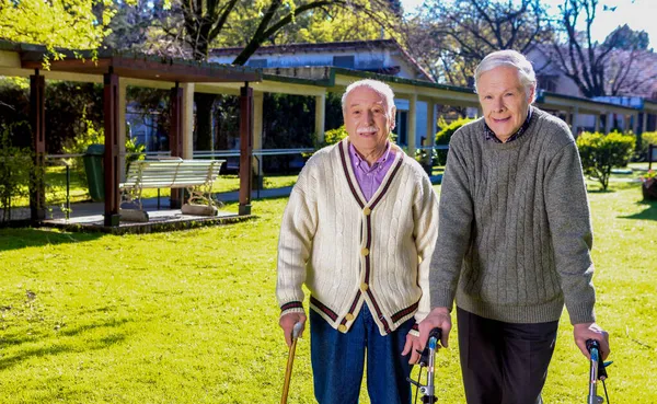 Gepensioneerde Vrienden Met Handicap Wandelen Buiten Tuin — Stockfoto