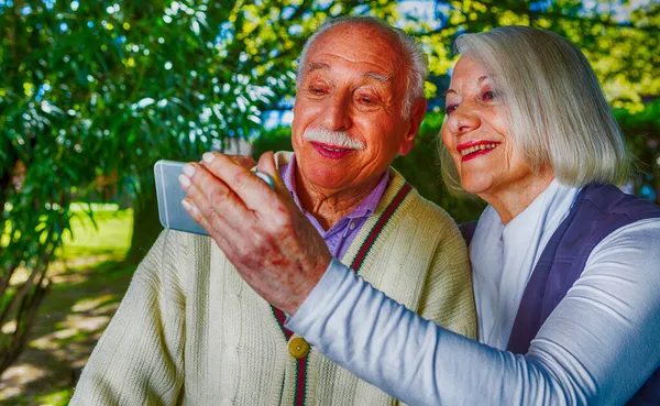 Gelukkig Paar Jaren Selfie Maken Tuin — Stockfoto