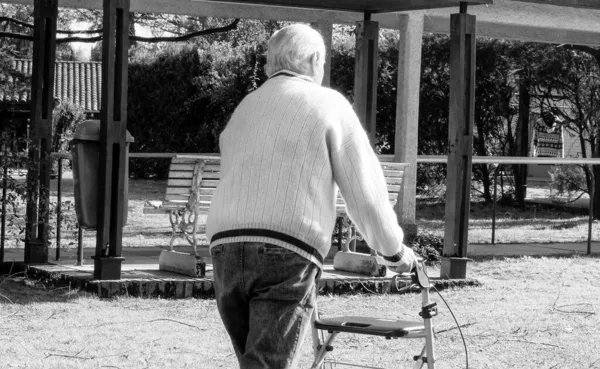 Oudere Gepensioneerde Man Met Looprek Aan Het Wandelen Tuin — Stockfoto