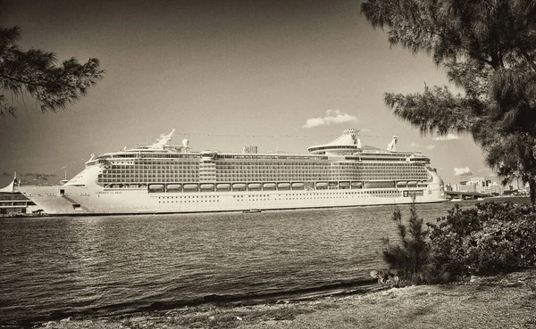 Miami Feb Royal Caribbean Cruise Ship Docked Port Miami February — 图库照片