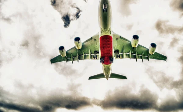 Τεράστια Αεροσκάφη Προσγειώνονται Στο Αεροδρόμιο Θέα Στον Ουρανό — Φωτογραφία Αρχείου