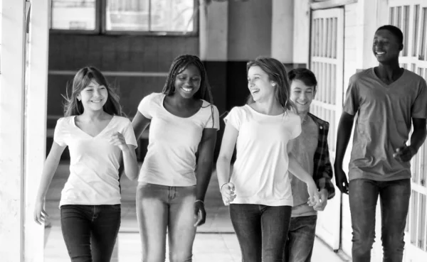 Счастливая Группа Мультиэтнических Подростков Гуляющих Школьному Двору — стоковое фото