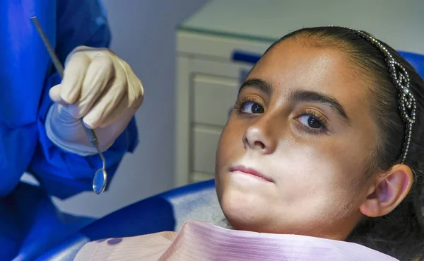 Giovane Femmina Caucasica Con Dentista Guanti Lattice Bianco Controllare Condizioni — Foto Stock