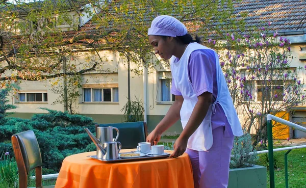 Jovem Ásia Garçonete Limpeza Até Mesa Hospital Reabilitação Jardim — Fotografia de Stock