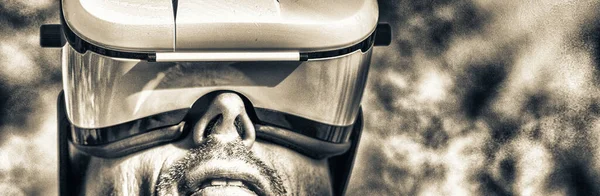 Hombre Hipnotizado Con Gafas Explorando Parque Ciudad Invierno Rayos Luz —  Fotos de Stock