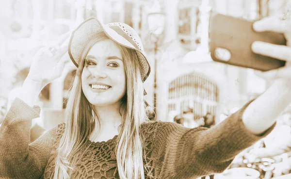 都市を訪問しながら Selfie を作る幸せな若い女 — ストック写真