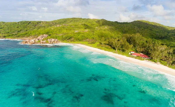 La Digue, Seyşeller 'deki Grande Anse hava manzarası.