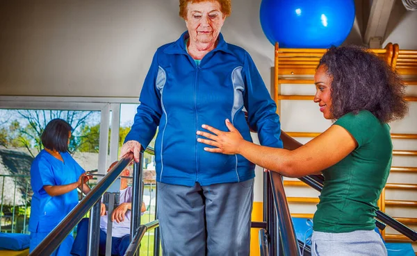 Pensionärer Som Tränar Gym Med Hjälp Multi Race Utbildare — Stockfoto