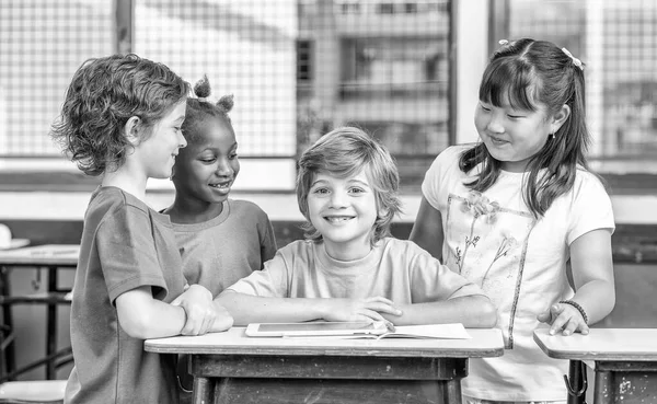 Niños Felices Escuela Primaria Vista Blanco Negro —  Fotos de Stock