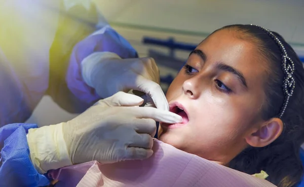 Młoda Biała Kobieta Dentystą Białych Rękawiczkach Sprawdza Stan Zębów Dziewczynka — Zdjęcie stockowe