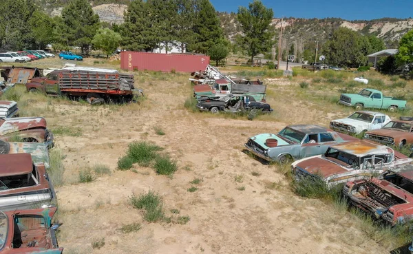 废弃的停车场与旧的老爷车残骸 鸟图在炎热的夏天 — 图库照片