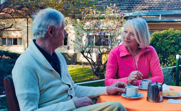 Couple Retraité Caucasien Prenant Petit Déjeuner Dans Jardin Concept Retraite — Photo