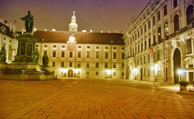 Şehir meydanının manzaralı görüntüsü.