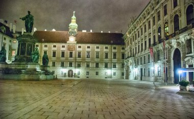 Şehir meydanının manzaralı görüntüsü.
