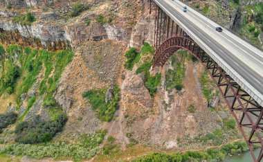 Twin Falls, Idaho 'da. Perrine Anıt Köprüsü ve insansız hava aracından görüldüğü gibi güzel bir kanyon.