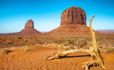 Monument Valley inanılmaz manzara bir güneşli yaz öğleden sonra Arizona - ABD