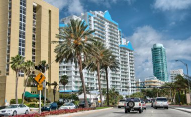 Miami - 11 Şubat: Şubat 11, 2010 Miami şehir sokaklarını. fazla 13 milyon kişi şehir her yıl ziyaret..