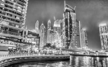 Dubai Marina Kanal 'da gece ufuk çizgisi, Uae.
