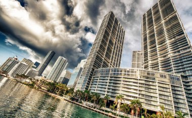 Brickell anahtarından Downtown Miami manzarası ve Binalar yansımalar.