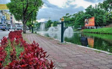 Chiangmai, Tayland - Ağustos 13: turistler ve yerliler için şehir sokakları, Ağustos 13, 2009 yılında chiangmai, Tayland boyunca. 5 milyondan fazla kişi şehir her yıl ziyaret..