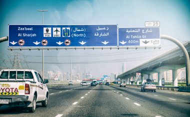 DUBAI, BAE - 10 Aralık 2016: Güneşli bir günde Şeyh Zayed karayolu trafiği.