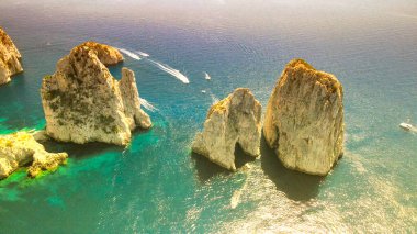 İtalya 'nın Capri Adası' ndaki Faraglioni Kayalıkları 'nın inanılmaz hava manzarası. Drone bakış açısı.