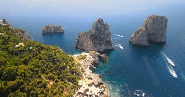 İtalya 'nın Capri Adası' ndaki Faraglioni Kayalıkları 'nın inanılmaz hava manzarası. Drone bakış açısı.