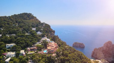 İtalya 'nın yaz mevsiminde Capri Adası kıyı şeridini inanılmaz bir şekilde görüyoruz. Drone bakış açısı.