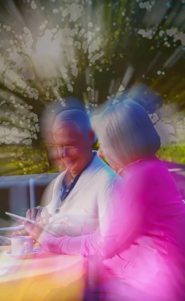 Feliz Casal Aposentado Usando Tablet Relaxante Livre — Fotografia de Stock