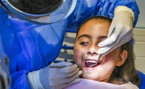 Mujer Caucásica Joven Con Dentista Guantes Látex Blanco Comprobar Estado — Foto de Stock