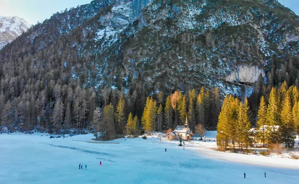 Braies Gölü Kışın Lekelendi Nın Hava Manzarası Talyan Alpleri — Stok fotoğraf