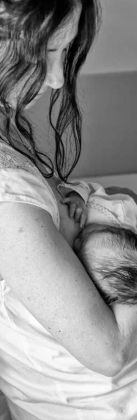 Vrouw Borstvoeding Haar Baby Haar Eerste Dagen Van Het Leven — Stockfoto