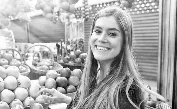 Chica Rubia Joven Eligiendo Fruta Mercado — Foto de Stock