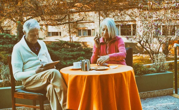 Kafkasyalı Emekli Çift Kahvaltıda Bahçede Gevşeyen Teknolojik Aletler Kullanıyor Emeklilik — Stok fotoğraf