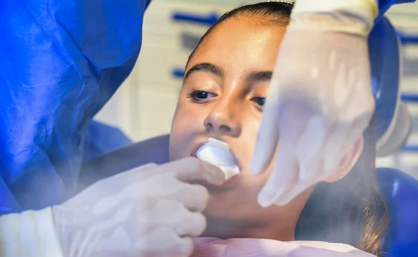 Jonge Blanke Vrouw Met Tandarts Witte Latex Handschoenen Controleren Conditie — Stockfoto