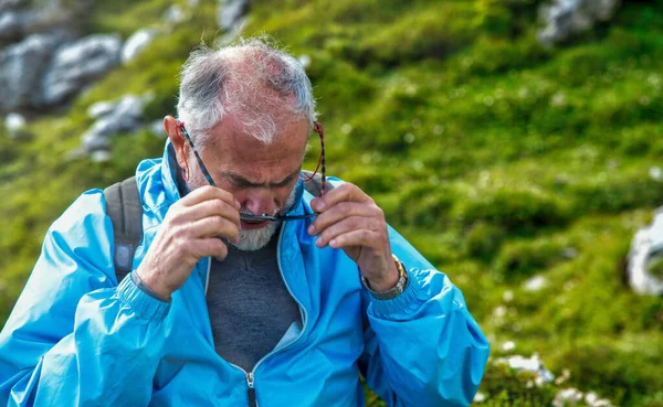 Homem Idoso Longo Trilho Montanha Tirando Seus Óculos — Fotografia de Stock