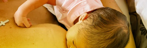 Mujer Amamantando Bebé Sus Primeros Días Vida — Foto de Stock