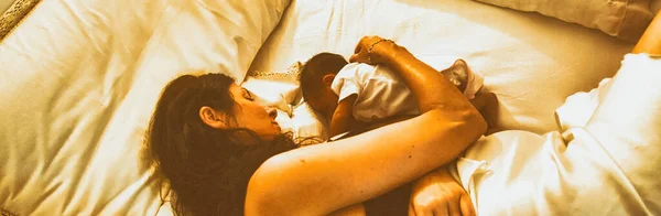 Mulher Com Seu Bebê Recém Nascido Nos Primeiros Dias Vida — Fotografia de Stock