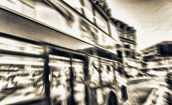 Επιτάχυνση Λεωφορείο Μέσα Στους Δρόμους Του Λονδίνου — Φωτογραφία Αρχείου