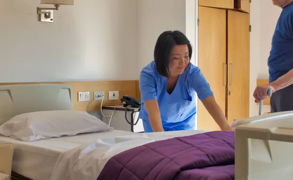 Aziatische Vrouwelijke Arts Helpt Oudere Patiënt Het Ziekenhuis Bed Rehabilitatie — Stockfoto