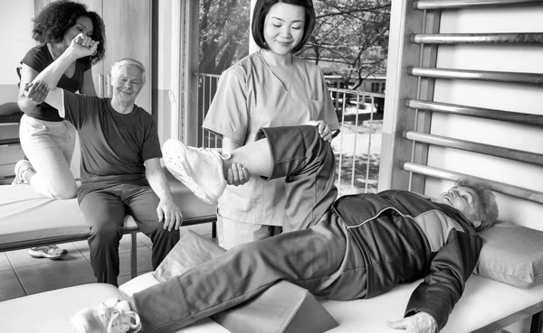 Elder People Making Exercises Rehab Clinic Ritired — Stock Photo, Image