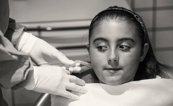 Dişlerini Önemseyen Beyaz Bir Genç Kız Dişçi Koltuğunda Oturan Çekici — Stok fotoğraf