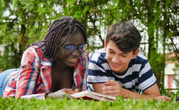 Adolescente Africaine Allongée Sur Herbe Avec Son Ami Caucasien Faisant — Photo